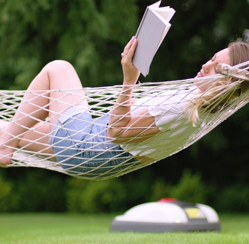 Czy można odpoczywać kosząc trawę - stwórz sobie wygodny "smart ogród"